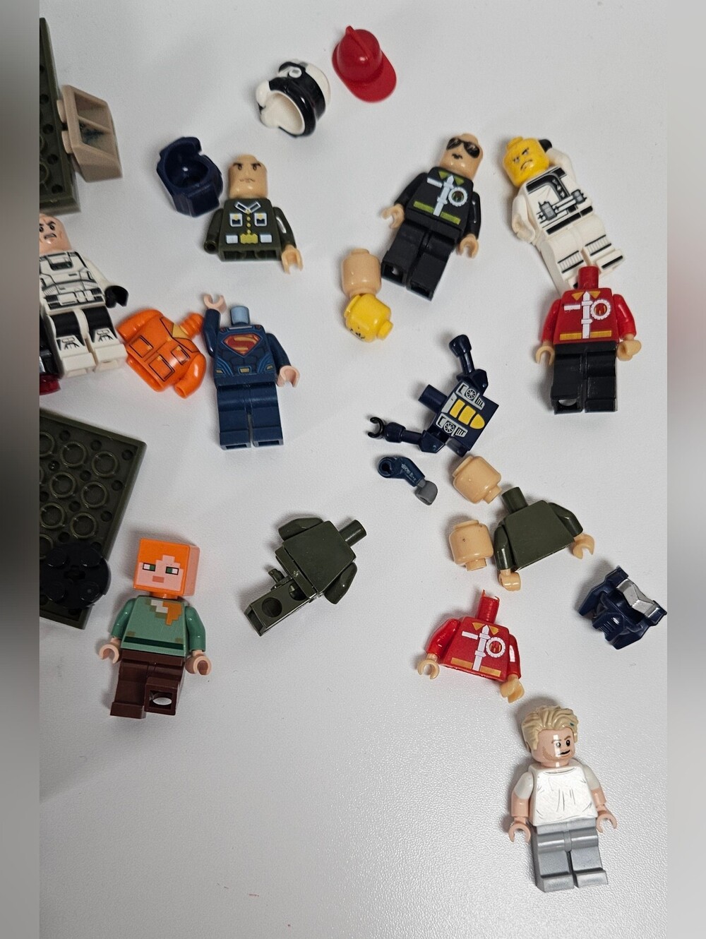 LEGO Mixed Bulk Lot 2.45kg Random Bricks Parts Minifigures Wheels Pieces - Picture 4 of 9